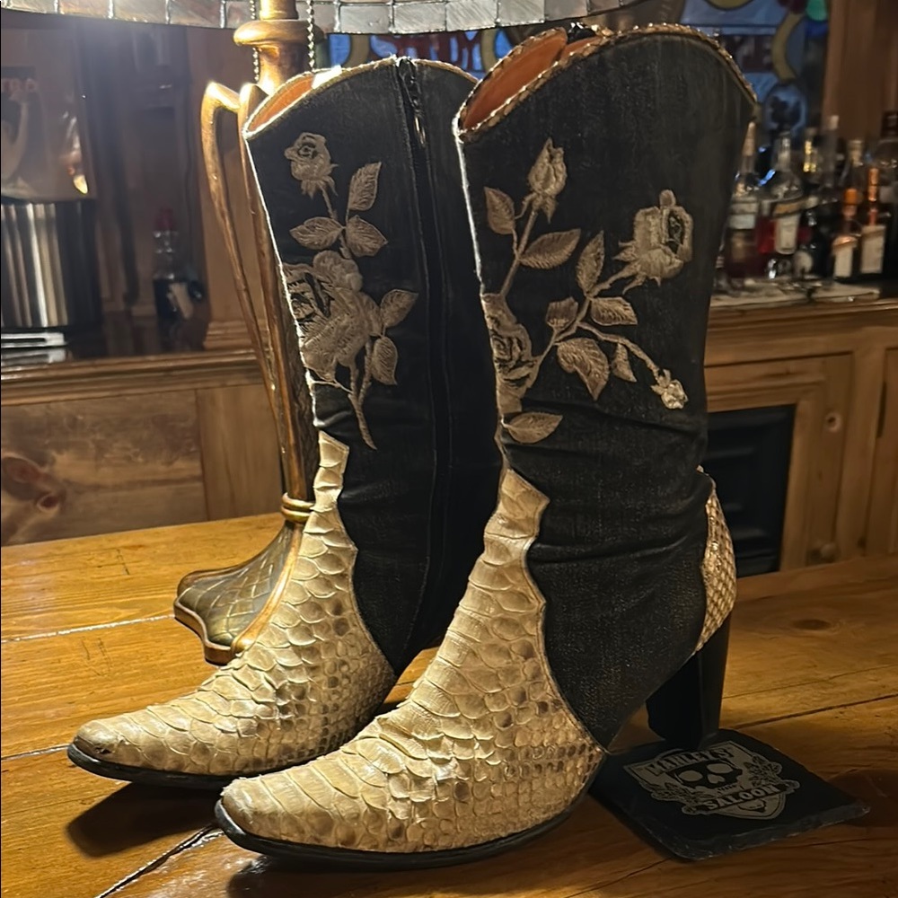 Embroidered Floral Western Boots - Black and Cream